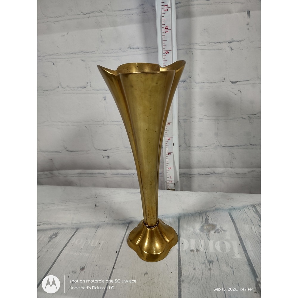 Vintage Brass Trumpet Bud Vase Scalloped Rim Fluted Flower Vase India 8in - Picture 3 of 7